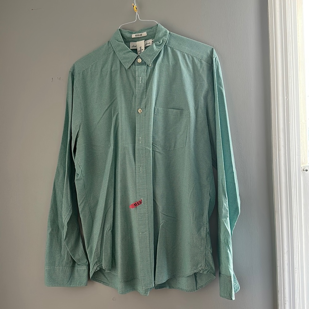 H&M green and white plaid men’s button up shirt. Size Large. Regular fit